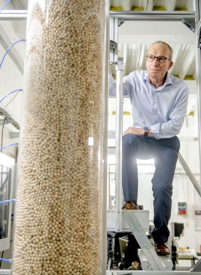 The laboratory of granular material to model a silo